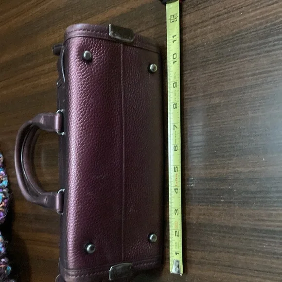 Coach Swagger without crossbody strap and a slight lean - Picture 4 of 14